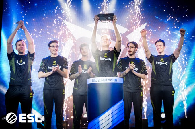 推到镁光灯 推到镁光灯